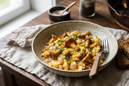 Jajecznica z Kurkami (Polish Scrambled Eggs with Chanterelles)